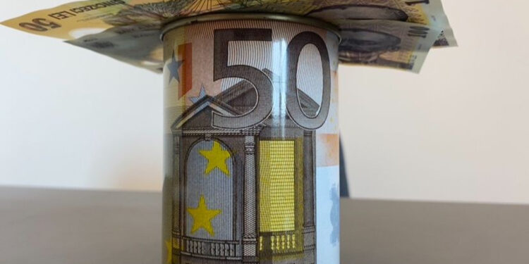 Fitch revizuiește România: Ratingul atârnă de deficit