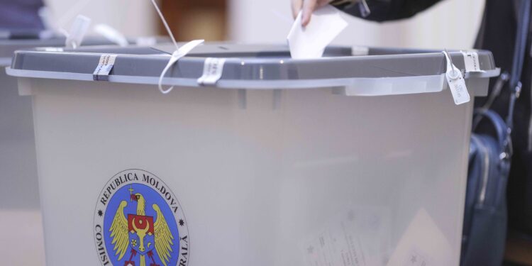 Sondaj în Republica Moldova: PAS conduce în opțiunile de vot, dar bătălia cu partidele pro-ruse se duce pentru aproape o treime din electorat