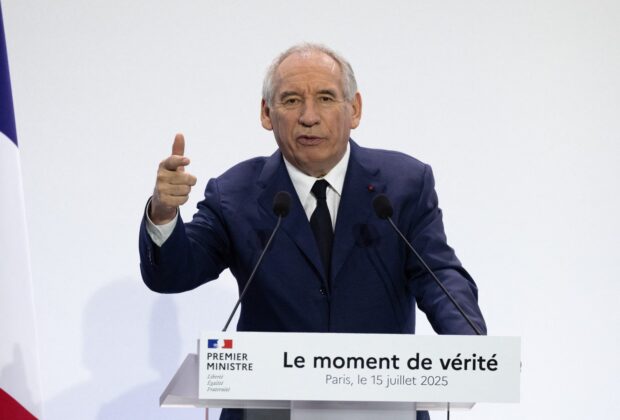 „Un blestem fără ieșire”, spune premierul Franței, care vrea să combată deficitul prin reducerea sărbătorilor legale și impozitarea bogaților. Dar și cu măsuri ca-n România