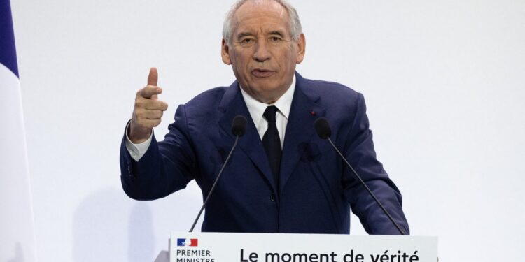 „Un blestem fără ieșire”, spune premierul Franței, care vrea să combată deficitul prin reducerea sărbătorilor legale și impozitarea bogaților. Dar și cu măsuri ca-n România