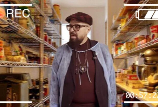 Piedone, blocat în cămara unui restaurant. Angajaţii discută cum ar putea să îl dea afară