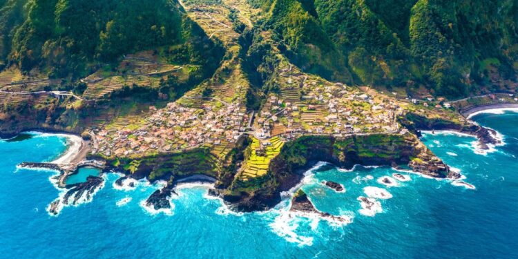 Concediile în afara țării, tot mai inaccesibile: peste jumătate dintre români nu-și permit o săptămână de vacanță