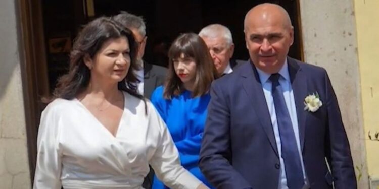 Cina secretă a lui Bolojan cu iubita și „rechinul imobiliar” din Oradea. Imagini de la restaurant