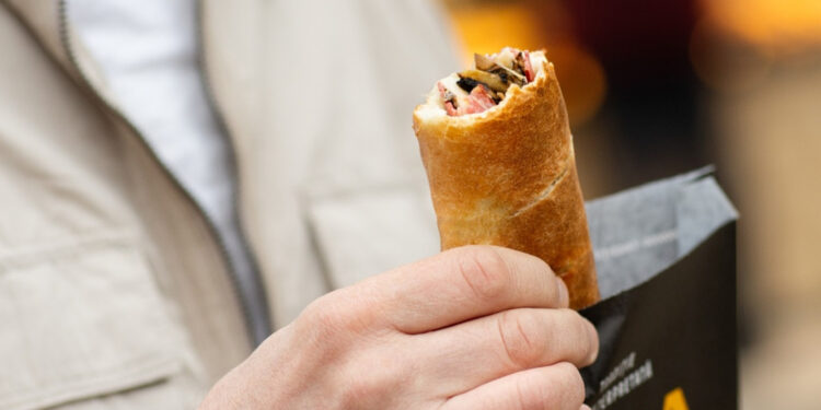 Românii, revoltați că Luca a mărit prețurile: „Simigeria ar trebui să fie un loc unde-și permite toată lumea să mănânce”