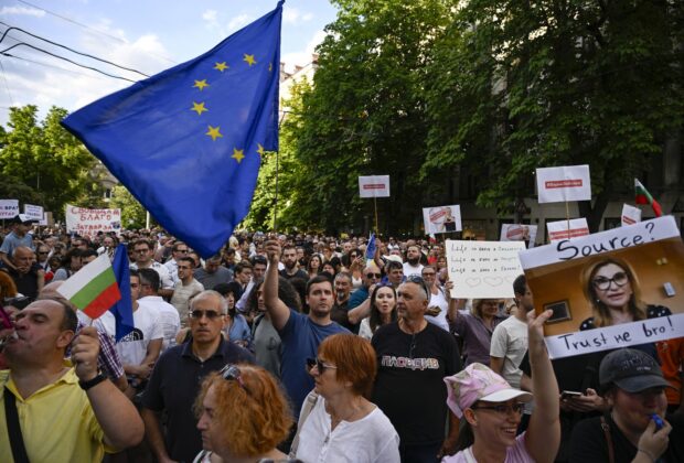 Arestarea primarului liberal din Varna a scos mii de oameni în stradă la Sofia: „Este o parodie de justiție”