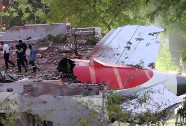 Noi detalii din ancheta privind prăbușirea avionului Air India. Căpitanul ar fi oprit alimentarea motoarelor