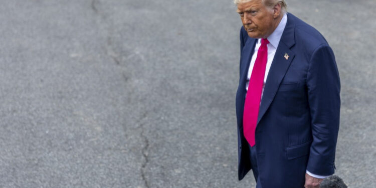 Donald Trump e bolnav: De ce i s-au umflat picioarele?