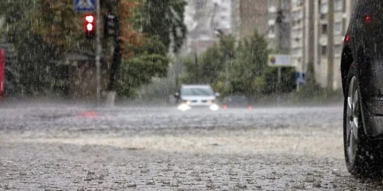 Alerte cod roșu și cod portocaliu de ploi puternice în localități din mai multe județe, vineri dimineața