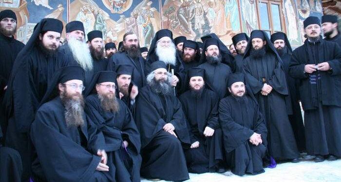 O familie de români a vizitat șase mânăstiri fugind de ploaie