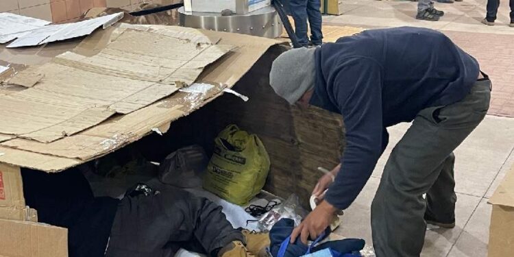 Homeless amendat după ce și-a demolat ilegal cutia de carton în care locuia