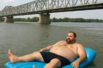 Podul de la Giurgiu va fi ridicat în weekend ca să treacă pe dedesubt un român burtos pe saltea gonflabilă