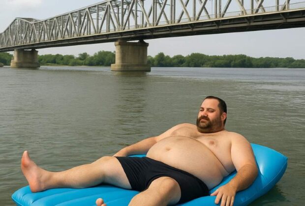 Podul de la Giurgiu va fi ridicat în weekend ca să treacă pe dedesubt un român burtos pe saltea gonflabilă