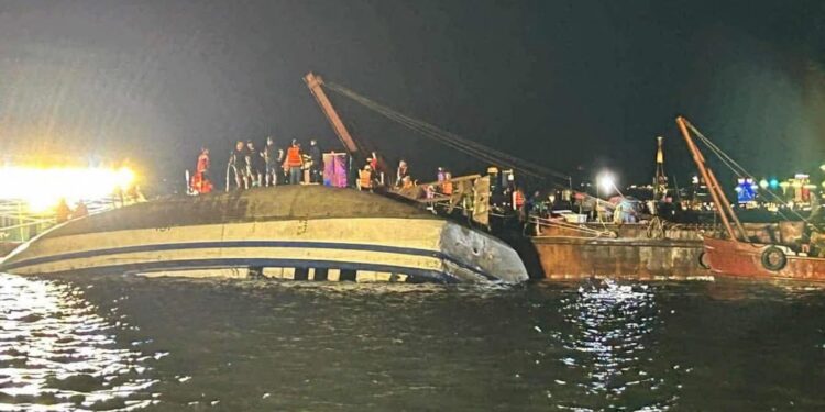 Cum a reușit să supraviețuiască un copil de 10 ani după naufragiul unui vas turistic în Vietnam / Cel puțin 37 de morți