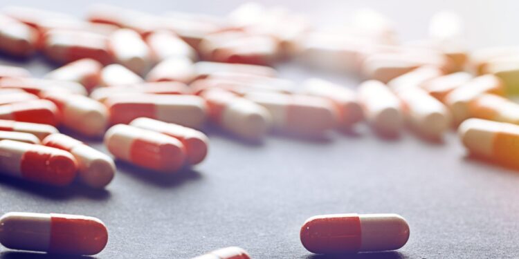 De ce avem farmacii la fiecare colț de stradă? România, pacientul anxios cu geanta plină de pastile