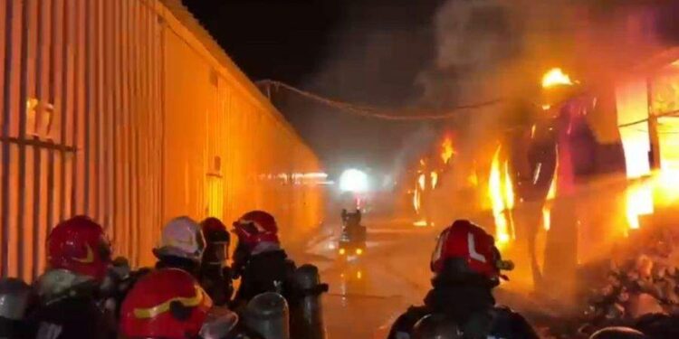 Incendiul uriaş de la Dragonul Roşu a distrus marfă în valoare de aproape 30 de lei