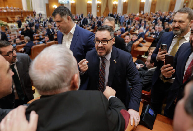 UPDATE: Drept la replică. Reținut pentru 24 de ore! Asta a urmat după îndemnul lui Tănasă (AUR) prin care spunea să refuzăm mâncarea livrată de „muncitori necalificați din Asia și Africa”/video