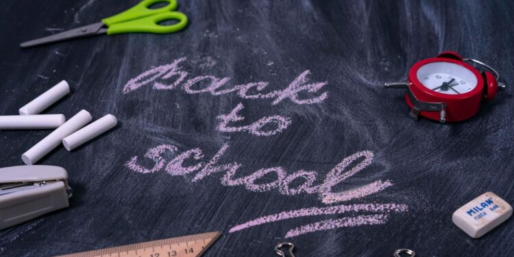 Cât cheltuiesc românii pentru începutul școlii: 2.500 de lei per copil, aproape de media globală ANALIZĂ