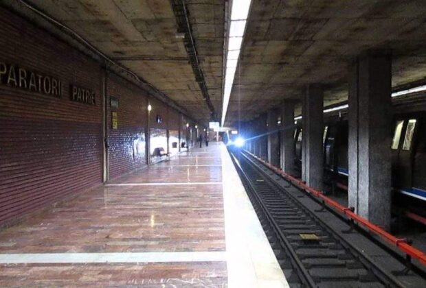 Staţia de metrou Apărătorii Patriei va fi redenumită Cretinii Care Iau Oameni La Bătaie Pe Stradă
