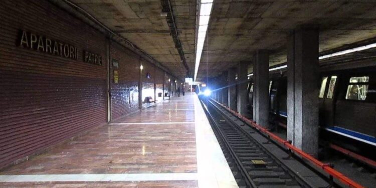 Staţia de metrou Apărătorii Patriei va fi redenumită Cretinii Care Iau Oameni La Bătaie Pe Stradă