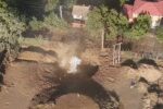VIDEO Situație periculoasă în Amara. Un crater imens s-a format după ce o pungă de gaze a fost atinsă în timpul unor forări. Locuitorii, avertizați prin Ro-Alert