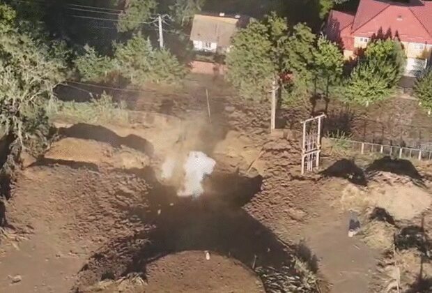 VIDEO Situație periculoasă în Amara. Un crater imens s-a format după ce o pungă de gaze a fost atinsă în timpul unor forări. Locuitorii, avertizați prin Ro-Alert