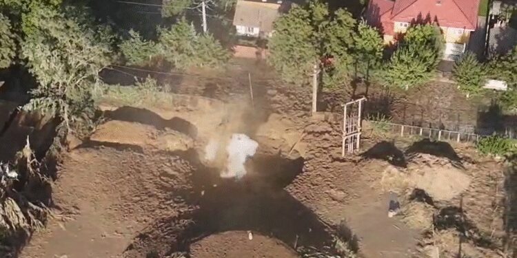 VIDEO Situație periculoasă în Amara. Un crater imens s-a format după ce o pungă de gaze a fost atinsă în timpul unor forări. Locuitorii, avertizați prin Ro-Alert