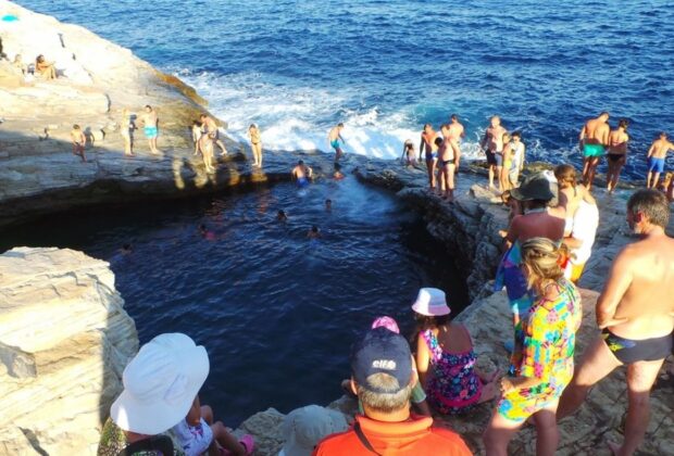 S-au săturat grecii de români? Turiștii se plâng că o simt pe pielea lor. „Doar la noi e invers”