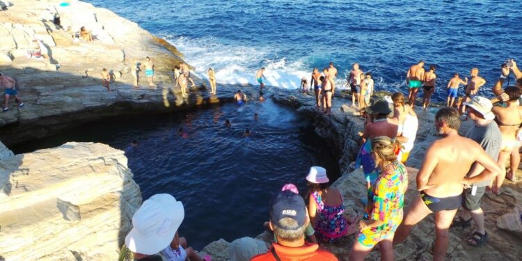 S-au săturat grecii de români? Turiștii se plâng că o simt pe pielea lor. „Doar la noi e invers”