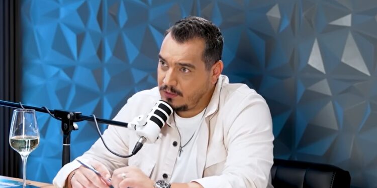 Derapaj al unui manelist, într-un podcast: „O palmă, două, un picior, ceva, mai dai la o femeie” / „ Nicio contrazicere, nimic. Nimeni nu s-a gândit: «bă, am adus un abuzator în emisiune»”