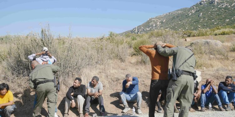 Procedura de expulzare accelerată a migranților utilizată de Administrația Trump, blocată în instanță