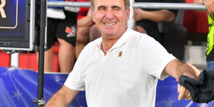 Gică Hagi va da lovitura de start la un meci de liga a cincea