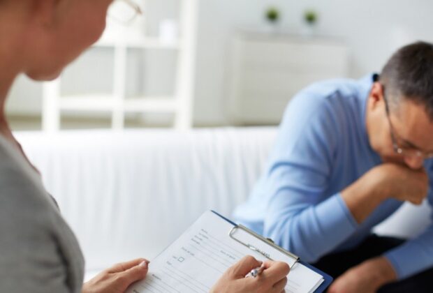 Pare un moft, dar nu e. Cât de importantă este consilierea psihologică în cazul bolnavilor de cancer: „Pacientul trece prin cinci faze”