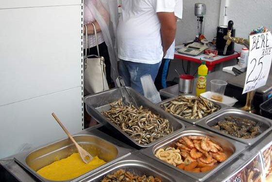 Ultimele hamsii de pe litoral, puse frumos în pungi și pregătite pentru anul viitor