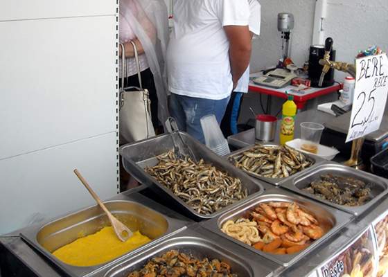 Ultimele hamsii de pe litoral, puse frumos în pungi și pregătite pentru anul viitor