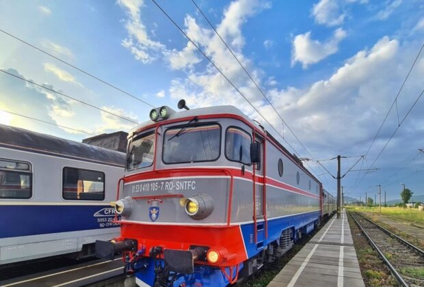 În ce condiții pot merge elevii gratuit cu trenul și cum își pot lua biletele și abonamentele