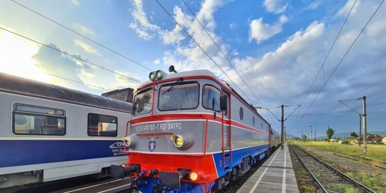 În ce condiții pot merge elevii gratuit cu trenul și cum își pot lua biletele și abonamentele