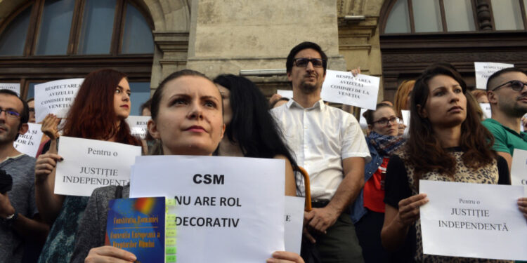 Reformele inițiate de Bolojan provoacă proteste ale magistraților. Avocatul Toni Neacșu explică mărul discordiei