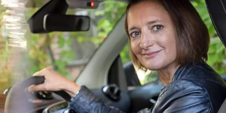 CV impresionant al femeii numită CEO la Dacia: a reuşit o parcare laterală din prima