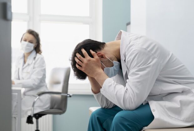 Biletul de trimitere pentru pacienții cronici, eliminat doar pe hârtie: „Degeaba avem reglementări dacă nu le aplicăm”