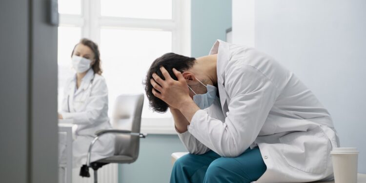 Biletul de trimitere pentru pacienții cronici, eliminat doar pe hârtie: „Degeaba avem reglementări dacă nu le aplicăm”