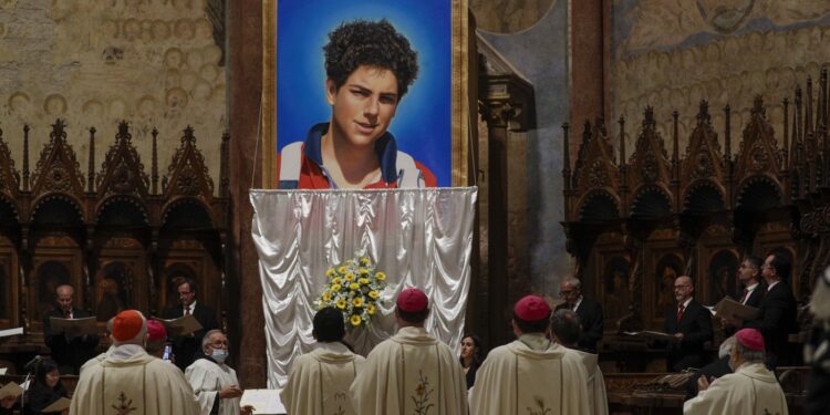 Un adolescent italian va deveni duminică primul sfânt catolic din generația milenialilor. Cine a fost Carlo Acutis, „influencerul lui Dumnezeu”