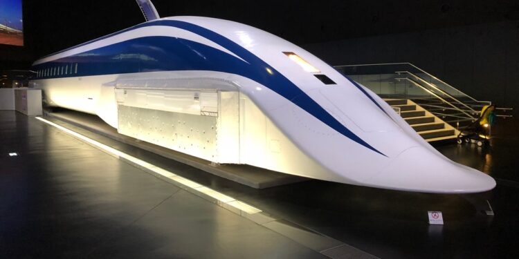 Muți de uimire. Reacția unor jurnaliști japonezi după ce un tren a trecut pe lângă ei cu 500 de km/h