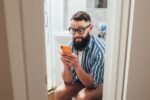 De ce nu ar trebui să folosești telefonul când stai pe toaletă. Avertismentul specialiștilor: „Scurtați timpul petrecut pe WC”