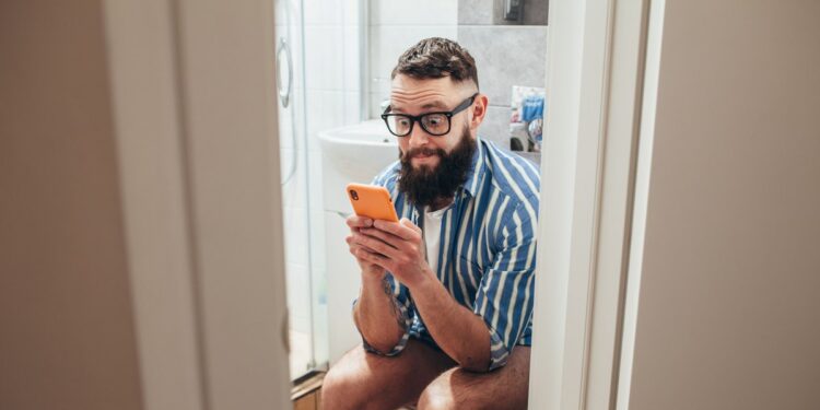 De ce nu ar trebui să folosești telefonul când stai pe toaletă. Avertismentul specialiștilor: „Scurtați timpul petrecut pe WC”