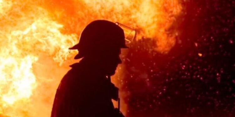 Incendiu în Giurgiu, extins la 11 gospodării. Trei case, afectate