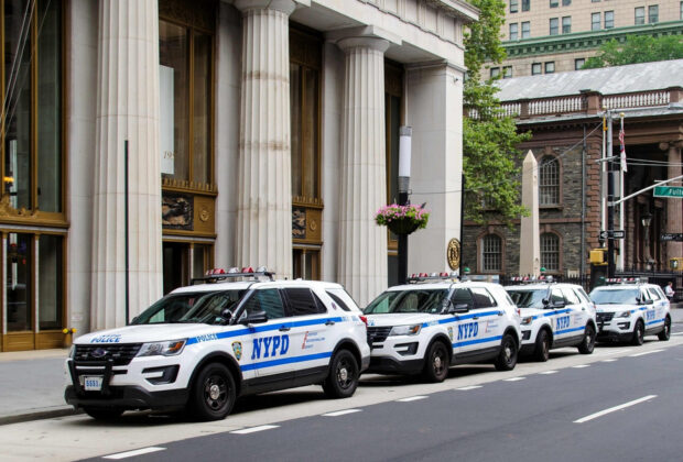 NYPD, criticat după ce a arestat un bărbat nevinovat identificat de AI. Nici măcar nu semăna cu suspectul