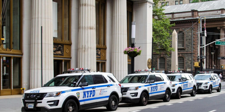 NYPD, criticat după ce a arestat un bărbat nevinovat identificat de AI. Nici măcar nu semăna cu suspectul