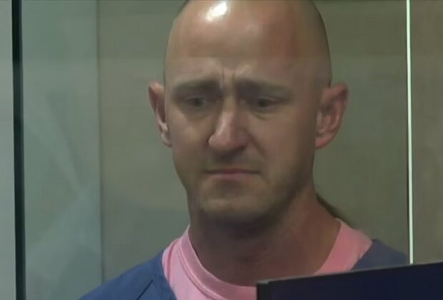 Un pilot a pledat vinovat după ce a încercat să oprească motoarele unui avion de pasageri în zbor