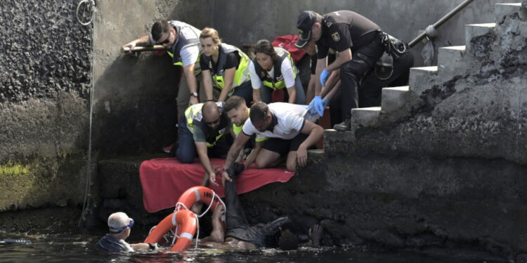 Guvernul britanic a găsit unde să ducă migranții, după ce 1000 au sosit în țară într-o singură zi