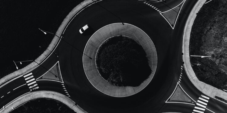 Cum se construieşte în mod corect un sens giratoriu. Exemplu cu un accident evitat la Focşani